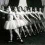 Les débuts de l'Académie de ballet, nous apercevons la fondatrice Germaine Morin Proulx Les débuts de l'Académie de ballet, nous apercevons la fondatrice Germaine Morin Proulx