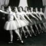 Les débuts de l'Académie de ballet, nous apercevons la fondatrice Germaine Morin Proulx Les débuts de l'Académie de ballet, nous apercevons la fondatrice Germaine Morin Proulx
