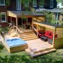 Design de patio en cèdre sur trois niveaux incluan Design de patio en cèdre sur trois niveaux incluan