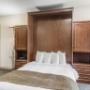 Guest room with queen bed Guest room with queen bed