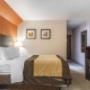 Guest room with queen bed Guest room with queen bed