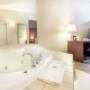 Guest room with whirlpool bathtub Guest room with whirlpool bathtub