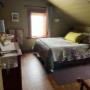 Chambre avec lit queen, salle de bain privée (non-partagée) à côté de la chambre. Tarifs 2024: 130$ + taxes, occupation double, petits déjeuners inclus Chambre avec lit queen, salle de bain privée (non-partagée) à côté de la chambre. Tarifs 2024: 130$ + taxes, occupation double, petits déjeuners inclus