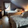 Chambre avec 1 lit double et 1 lit simple, salle de bain privée dans la chambre...Tarifs 2024: 130$ + taxes, occupation double, petits déjeuners inclus. Chambre avec 1 lit double et 1 lit simple, salle de bain privée dans la chambre...Tarifs 2024: 130$ + taxes, occupation double, petits déjeuners inclus.
