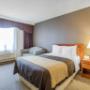 Guest room with queen bed Guest room with queen bed