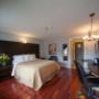 Guest room with queen bed Guest room with queen bed