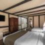 Spacious room with queen beds Spacious room with queen beds