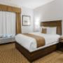 Guest room with queen bed Guest room with queen bed