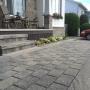 Palier de pavé en façade avec jute de balcon en cèdre teint. conception et réalisation Aménagements Passion Paysages Inc. Palier de pavé en façade avec jute de balcon en cèdre teint. conception et réalisation Aménagements Passion Paysages Inc.