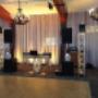 Setup DJ moderne, table dj podium, structures métalliques de support de lumières, éclairage de contour de salle. Productions Master D Setup DJ moderne, table dj podium, structures métalliques de support de lumières, éclairage de contour de salle. Productions Master D