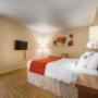 Guest room with queen bed Guest room with queen bed