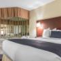 Guest room with queen bed Guest room with queen bed