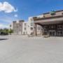 Quality Inn & Suites hotel in Hinton, Alberta Quality Inn & Suites hotel in Hinton, Alberta