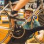 Prise de mesure sur vélo mannequin pour créer le futur vélo sur mesure du client. Prise de mesure sur vélo mannequin pour créer le futur vélo sur mesure du client.