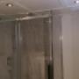 Rénovation après sinistre! Ajoutez des panneaux de verre et des murs en céramique lors de vos travaux. Rénovation après sinistre! Ajoutez des panneaux de verre et des murs en céramique lors de vos travaux.