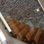 Escalier avec marches en érable sans nez - Panneaux de verre clair 10 mm contour poli - Pastilles de retenue en inox. Escalier avec marches en érable sans nez - Panneaux de verre clair 10 mm contour poli - Pastilles de retenue en inox.
