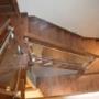 Escalier en érable teint verni - Panneaux de verre 10 mm clair avec tiges cubiques horizontales - Poteaux en acier brossé Escalier en érable teint verni - Panneaux de verre 10 mm clair avec tiges cubiques horizontales - Poteaux en acier brossé
