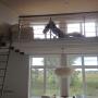 Mezzanine en decking de pin rouge - Poutres en pin rouge avec étrier en métal - Garde-corps avec poteaux en acier brossé et tiges tubulaires carrées 1/2 - Plafond de lambris en pin blanc Mezzanine en decking de pin rouge - Poutres en pin rouge avec étrier en métal - Garde-corps avec poteaux en acier brossé et tiges tubulaires carrées 1/2 - Plafond de lambris en pin blanc