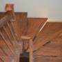 Escalier à limon central avec palier autoportant en chêne rouge huilé - Barreaux en métal couleur argent antique - Poteaux avec ovale encavé - Rampe classique contemporaine. Escalier à limon central avec palier autoportant en chêne rouge huilé - Barreaux en métal couleur argent antique - Poteaux avec ovale encavé - Rampe classique contemporaine.