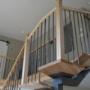 Escalier en hickory - Poteaux modernes rainurés 3 pces - Marches 1 pces 5/8 - Barreaux martelés Carbone urbain. Escalier en hickory - Poteaux modernes rainurés 3 pces - Marches 1 pces 5/8 - Barreaux martelés Carbone urbain.