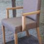 Chaise Jacky avec accoudoirs
Structure en érable
Recouvrement tissu gris
Pattes finies à l'huile "Ligna" naturel Chaise Jacky avec accoudoirs
Structure en érable
Recouvrement tissu gris
Pattes finies à l'huile "Ligna" naturel