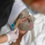 Chez Epiderma, le traitement de microdermabrasion consiste à retirer les cellules mortes de la peau à l’aide d’un jet de microcristaux pour une exfoliation en profondeur. Chez Epiderma, le traitement de microdermabrasion consiste à retirer les cellules mortes de la peau à l’aide d’un jet de microcristaux pour une exfoliation en profondeur.