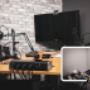 Un bureau nu transformé en station de discussion podcast. J'ai peint les murs, ajouté du papier peint texturé en brique, installé un support de télévision et apporté diverses autres modifications pour rendre cette pièce confortable. Un bureau nu transformé en station de discussion podcast. J'ai peint les murs, ajouté du papier peint texturé en brique, installé un support de télévision et apporté diverses autres modifications pour rendre cette pièce confortable.