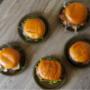 A lineup of Joyo burgers — beef, chicken, and vegetarian.
Une sélection de burgers Joyo — bœuf, poulet et végétarien. A lineup of Joyo burgers — beef, chicken, and vegetarian.
Une sélection de burgers Joyo — bœuf, poulet et végétarien.