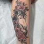 Tatouage de cheval noir et gris avec fleurs de couleurs par Genevieve (Geme Tattoo) chez Tatouage Artemya Tatouage de cheval noir et gris avec fleurs de couleurs par Genevieve (Geme Tattoo) chez Tatouage Artemya