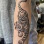 Tatouage de tigre noir et gris par Genevieve (Geme Tattoo) chez Tatouage Artemya Tatouage de tigre noir et gris par Genevieve (Geme Tattoo) chez Tatouage Artemya
