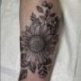 Fleur de tournesol noir et gris par Genevieve (Geme Tattoo) chez Tatouage Artemya Fleur de tournesol noir et gris par Genevieve (Geme Tattoo) chez Tatouage Artemya