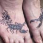 Scorpion et fleurs noir et gris par Genevieve (Geme Tattoo) chez Tatouage Artemya Scorpion et fleurs noir et gris par Genevieve (Geme Tattoo) chez Tatouage Artemya