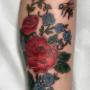 Roses rouge et petite fleurs bleus et abeille par Genevieve (Geme Tattoo) chez Tatouage Artemya Roses rouge et petite fleurs bleus et abeille par Genevieve (Geme Tattoo) chez Tatouage Artemya