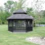 Gazebo Québec - Modèle Le Mont-Tremblant - 6 Cotés - 14' de diamètre - Gazebo de couleur noir entouré de gazon. Toiture double avec bardeaux noir 2 tons Gazebo Québec - Modèle Le Mont-Tremblant - 6 Cotés - 14' de diamètre - Gazebo de couleur noir entouré de gazon. Toiture double avec bardeaux noir 2 tons