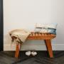 Banc hawaïen en teck (BEN572) de ARB Teak avec jeté beige douillet et coussin décoratif, idéal pour une entrée ou une salle de bain élégante et confortable. Banc hawaïen en teck (BEN572) de ARB Teak avec jeté beige douillet et coussin décoratif, idéal pour une entrée ou une salle de bain élégante et confortable.