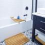 Ensemble d'accessoires de salle de bain ARB Teak avec tapis de bain durable et pont de baignoire élégant, idéal pour un spa à domicile. Ensemble d'accessoires de salle de bain ARB Teak avec tapis de bain durable et pont de baignoire élégant, idéal pour un spa à domicile.