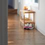 Banc polyvalent ARB Teak dans un couloir, offrant un rangement pratique pour livres et chaussures, embellissant le décor de l'entrée de la maison. Banc polyvalent ARB Teak dans un couloir, offrant un rangement pratique pour livres et chaussures, embellissant le décor de l'entrée de la maison.