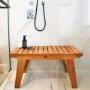 Banc en teck ARB dans une salle de bain luxueuse en marbre, avec des essentiels de spa haut de gamme et un design élégant. Banc en teck ARB dans une salle de bain luxueuse en marbre, avec des essentiels de spa haut de gamme et un design élégant.