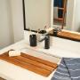Salle de bain moderne équipée d'un porte-savon et accessoires ARB Teak, présentant des brosses à dents écologiques et un robinet élégant, parfait pour un lavabo contemporain. Salle de bain moderne équipée d'un porte-savon et accessoires ARB Teak, présentant des brosses à dents écologiques et un robinet élégant, parfait pour un lavabo contemporain.