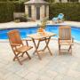 Ensemble bistro élégant ARB Teak avec chaises et table pliantes, joliment disposé au bord d'une piscine avec des fleurs vives et un centre de table fruité, parfait pour les repas en extérieur. Ensemble bistro élégant ARB Teak avec chaises et table pliantes, joliment disposé au bord d'une piscine avec des fleurs vives et un centre de table fruité, parfait pour les repas en extérieur.