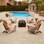 Ensemble de meubles d'extérieur luxueux ARB Teak autour d'une table de feu, parfait pour la détente au bord de la piscine et le divertissement dans une cour arrière magnifiquement aménagée. Ensemble de meubles d'extérieur luxueux ARB Teak autour d'une table de feu, parfait pour la détente au bord de la piscine et le divertissement dans une cour arrière magnifiquement aménagée.
