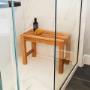 Banc de salle de bain élégant en teck ARB exposé dans une salle d'eau carrelée de marbre, rehaussant l'espace avec son élégance en bois naturel, idéal pour une ambiance de spa raffinée. Banc de salle de bain élégant en teck ARB exposé dans une salle d'eau carrelée de marbre, rehaussant l'espace avec son élégance en bois naturel, idéal pour une ambiance de spa raffinée.