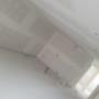 Espace intérieur en construction, murs et plafond fraîchement plâtrés et tirés, prêt pour la peinture ou la finition. Espace intérieur en construction, murs et plafond fraîchement plâtrés et tirés, prêt pour la peinture ou la finition.