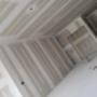 Espace intérieur en construction, murs et plafond fraîchement plâtrés et tirés, prêt pour la peinture ou la finition. Espace intérieur en construction, murs et plafond fraîchement plâtrés et tirés, prêt pour la peinture ou la finition.
