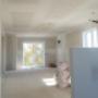 Espace intérieur en construction, murs et plafond fraîchement plâtrés et tirés, prêt pour la peinture ou la finition. Espace intérieur en construction, murs et plafond fraîchement plâtrés et tirés, prêt pour la peinture ou la finition.