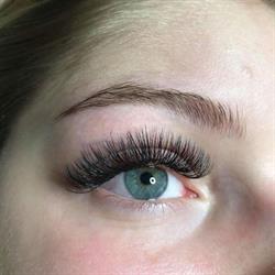 Anna Hoang’s eyelash extension
